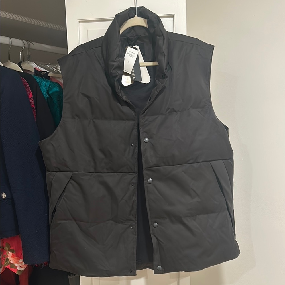 Banana Republic Black Puffer Vest with Stand-Up Collar and Quilted Design